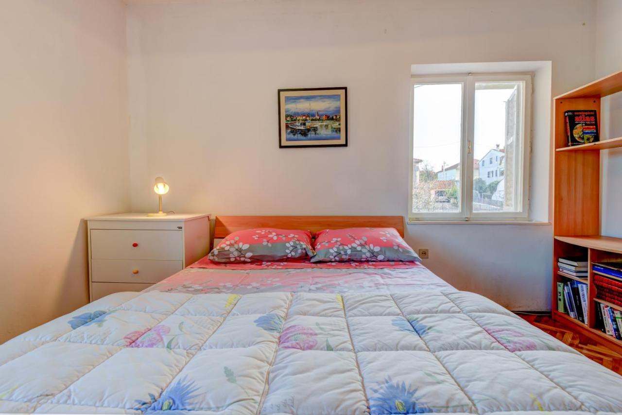 Appartement The Consists Of Two Bedrooms, A Bathroom, A Kitchen And A Living
