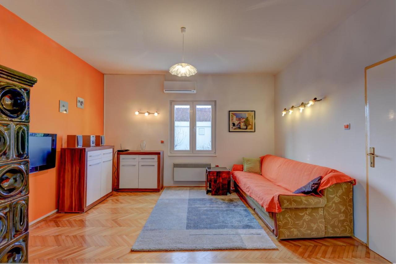 Appartement The Consists Of Two Bedrooms, A Bathroom, A Kitchen And A Living